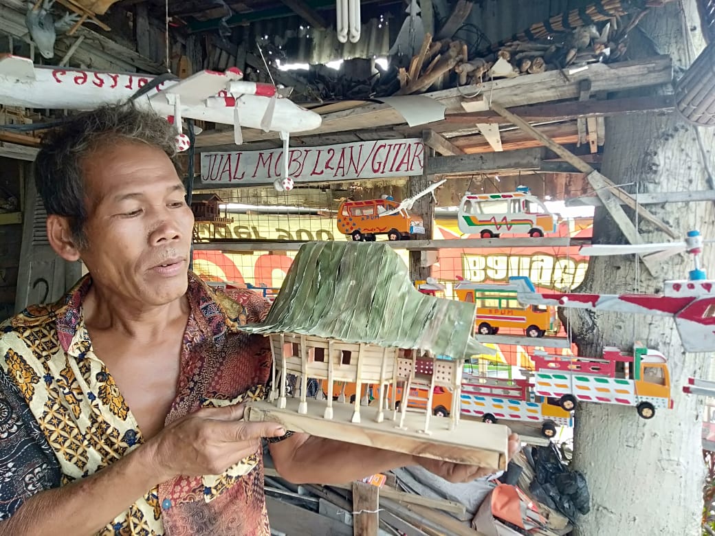 Simon Ubah Limbah Kayu Dan Barang Bekas Menjadi Produk Bernilai Jual